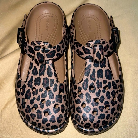 LEOPARD PRINT MARY JANE STYLE CROCS//WOMEN’S SIZE 6 - Picture 1 of 6